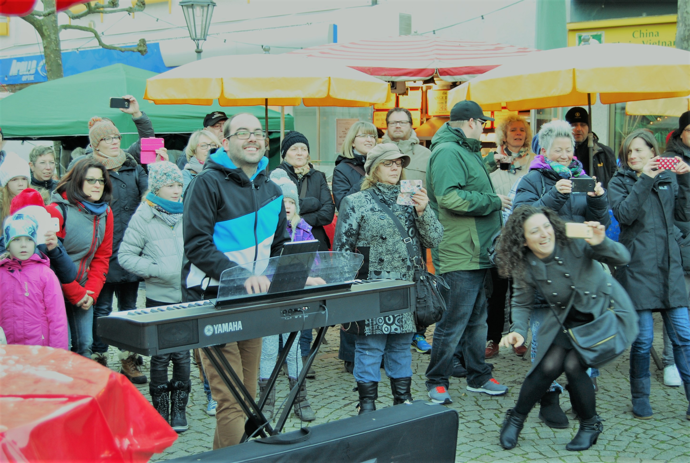 Weihnachtsmarkt GG 2016 Publikum und Chorleiter gehen mit