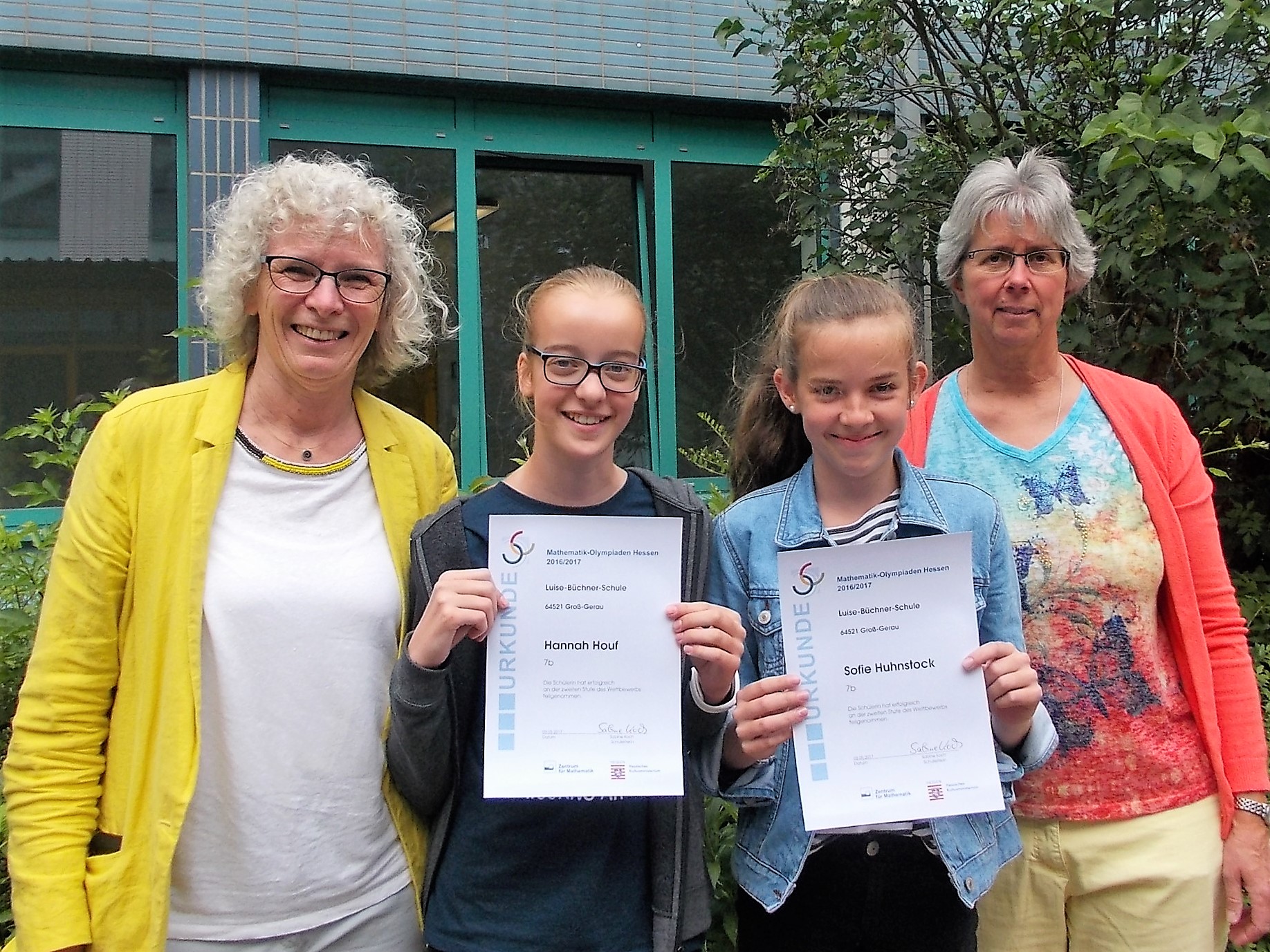 Hannah Houf und Sofie Huhnstock (beide 7b) nahmen erfolgreich an der Matheolympiade teil