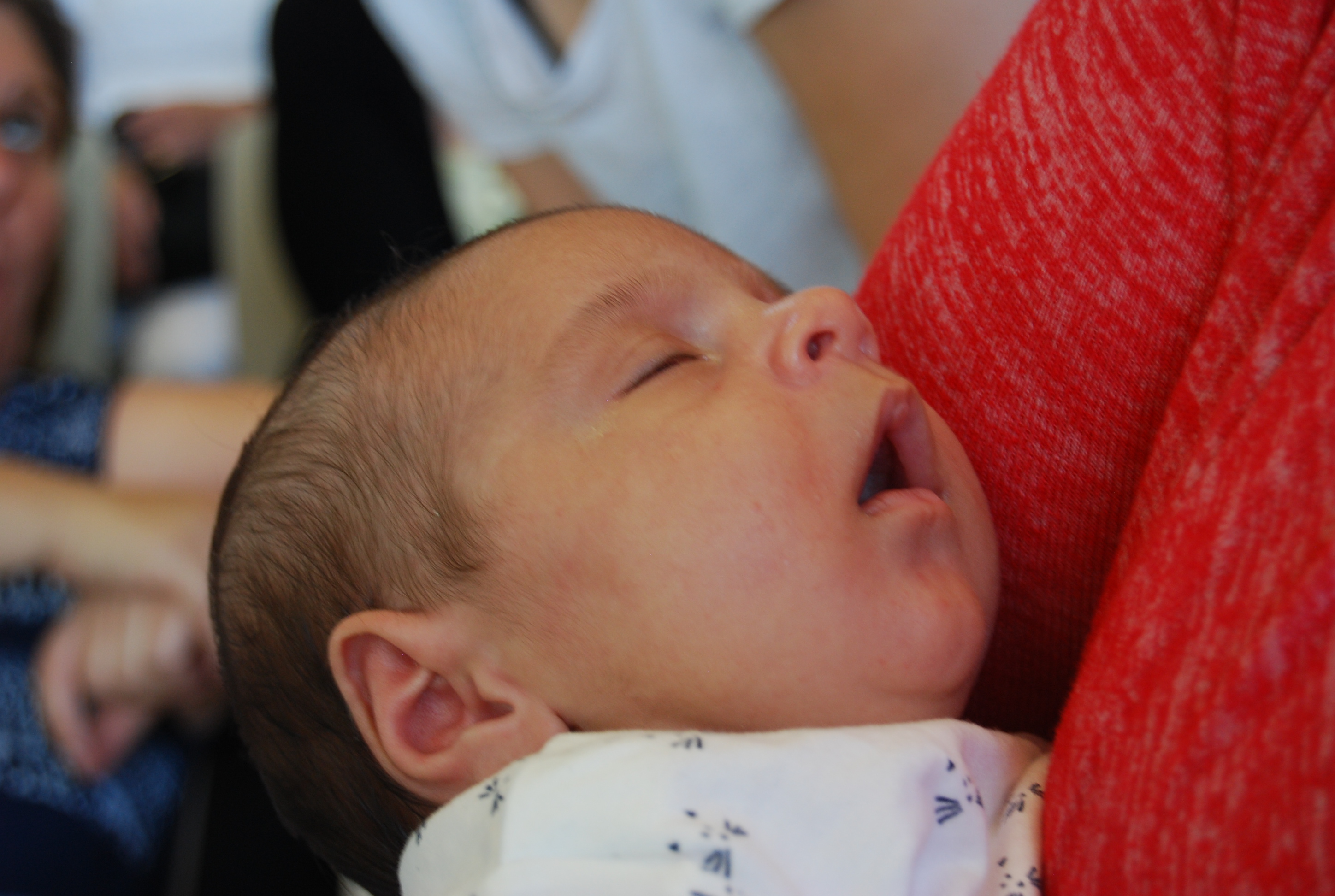 Die kleine Fadime (4 Wochen alt) verschläft die Aufnahmefeier ihrer Schwester Sirin 