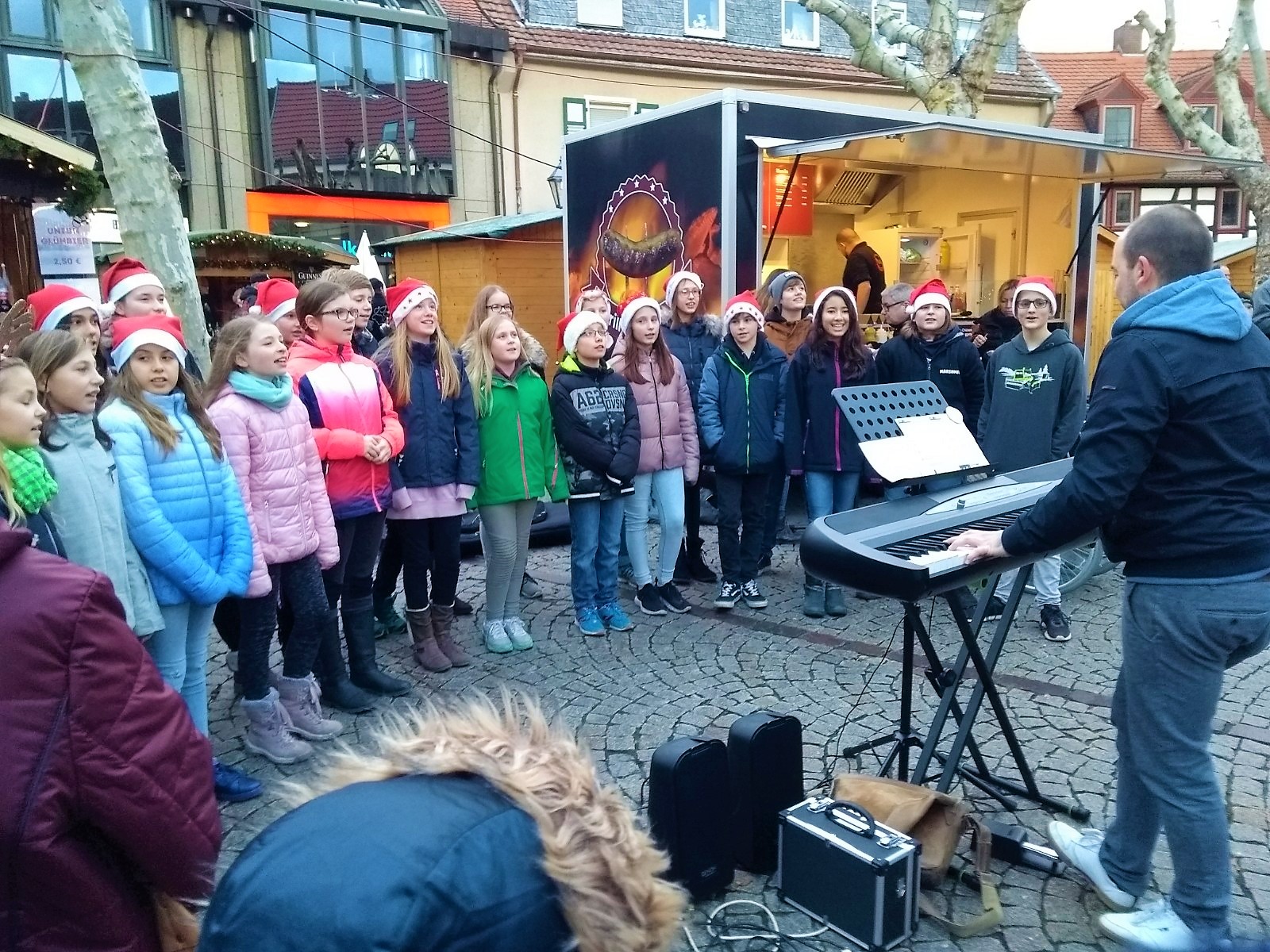 Weihnachts-Chor der 6. Klassen mit Pascal Meyer-Ponstein