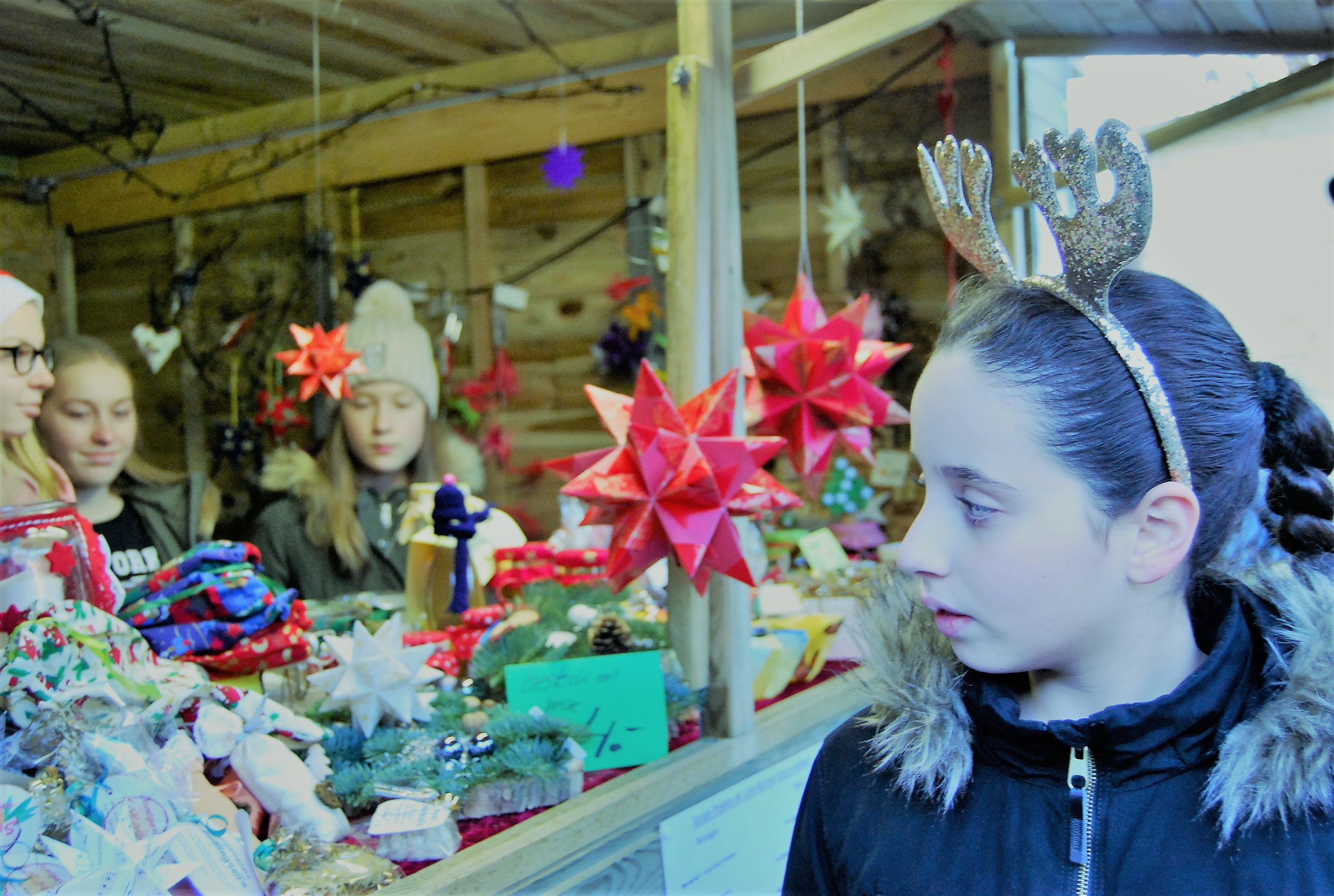 Weihnachtsmarkt GG 2106 Neben Weihnachtsmännern und frauen waren auch Rentiere unterwegs